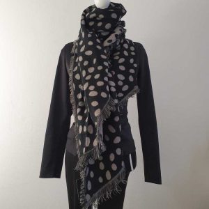 Grijs/zwarte sjaal met stippen